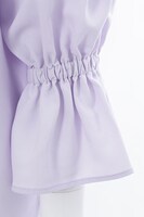 ザークシーズ＝ブレイクモデルのブラウス。