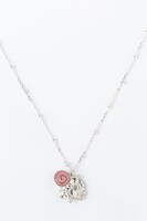 ザークシーズ＝ブレイクモデルのネックレス。