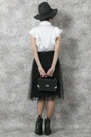 ギルバート＝ナイトレイモデルの着用例。