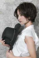 ギルバート＝ナイトレイモデルの着用例。