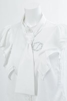 ギルバート＝ナイトレイモデルのブラウス。