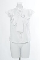 ギルバート＝ナイトレイモデルのブラウス。