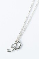 ギルバート＝ナイトレイモデルのネックレス。