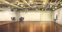 「Readyyy!」に登場するシェアハウス施設のレッスンルーム。