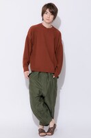 エレン・イェーガーモデルのサンダルの着用例。