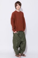 エレン・イェーガーモデルのサンダルの着用例。