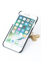 リヴァイモデルのスマートフォンケースの使用イメージ。