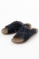 リヴァイモデルのサンダル。