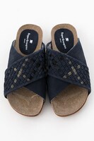 リヴァイモデルのサンダル。