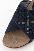 リヴァイモデルのサンダル。