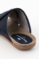 リヴァイモデルのサンダル。