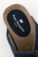 リヴァイモデルのサンダル。