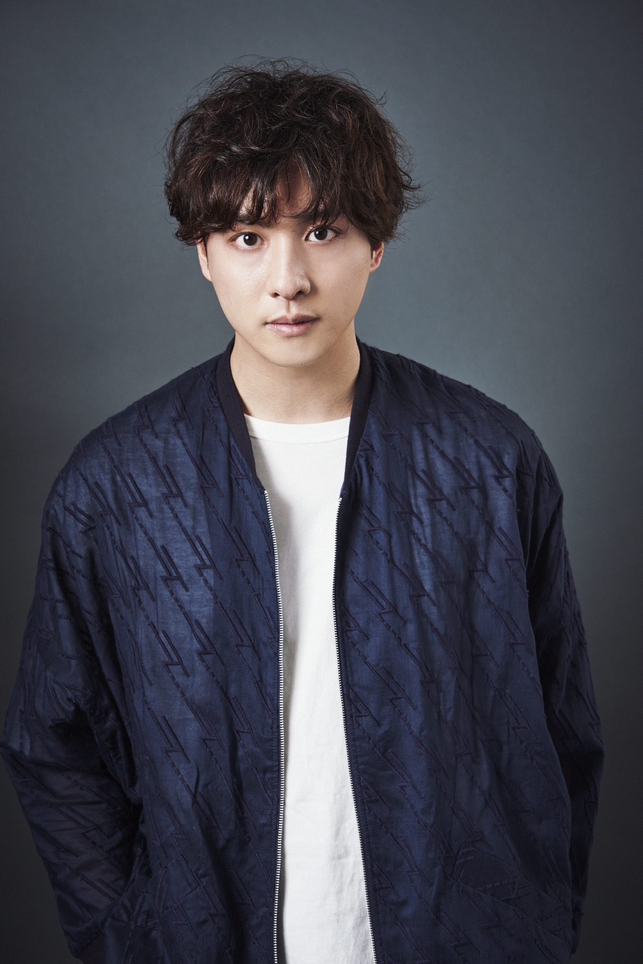 佐山大輔役の渡部秀。