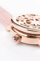 テーマ「Pink Blooming」の腕時計。