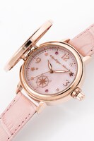 テーマ「Pink Blooming」の腕時計。