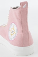 テーマ「Clear Blooming」のスニーカー。