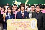 「honey」の公開直前イベントの様子。左から小暮奈緒役の平祐奈、鬼瀬大雅役の平野紫耀、神徳幸治監督。