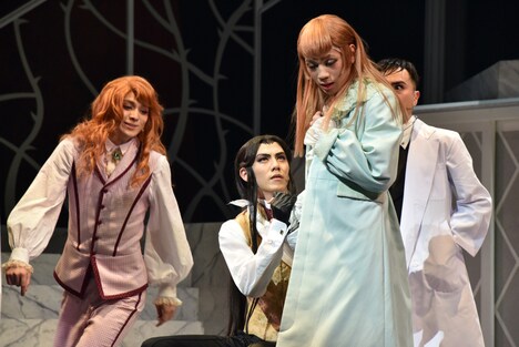 怪我を治してくれたロビーに、バンコランは感謝するが、後ろにはマライヒの姿が。