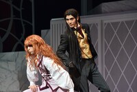 バンコラン（青木玄徳）の過去の恋人の話を聞き、頬を膨らませるマライヒ（佐奈宏紀）。