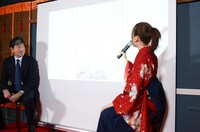 左からKDDIの圓谷道成氏、須藤凜々花。