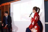 左からKDDIの圓谷道成氏、須藤凜々花。