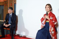 左からKDDIの圓谷道成氏、須藤凜々花。