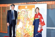 「au×ちはやふる 応援キャンペーン リアル脱出ゲーム『新設かるた部廃部の危機からの脱出』オープニングイベント」より、左からKDDIの圓谷道成氏、須藤凜々花。