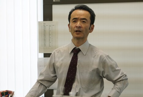 古舘寛治扮する岡崎部長。