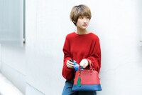 「おそ松さん」をモチーフにした折り畳み傘の使用例。