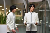 左から嘉島陸扮する近衛仁、中川大志扮する馳天馬。(c)TBS