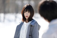 高橋ひかる扮する亀山風呼（中央）。