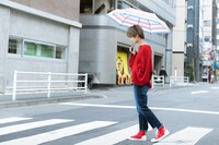 「おそ松さん」をモチーフにした折り畳み傘の使用例。