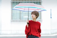 「おそ松さん」をモチーフにした折り畳み傘の使用例。