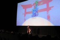 OPテーマ「灯火のまにまに」を披露する東山奈央。
