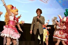 キュアミラクルとキュアホイップを従え挨拶をする小野賢章。