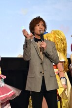 ミラクルクローバーライトを振る小野賢章。