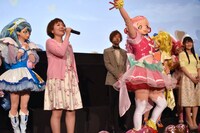 名乗りを披露する引坂理絵とキュアエール。