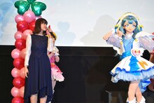 名乗りを披露する本泉莉奈とキュアアンジュ。