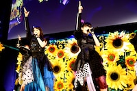 左から芹澤優と茜屋日海夏。