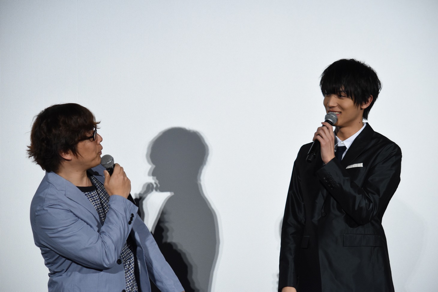 左から三木孝浩監督、中川大志。