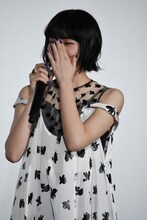 小玉ユキからの手紙に涙を浮かべる小松菜奈。