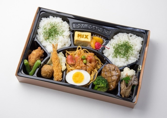 「MIX」とのコラボによる「ミックスグリル弁当」。(c)あだち充／小学館　ゲッサン