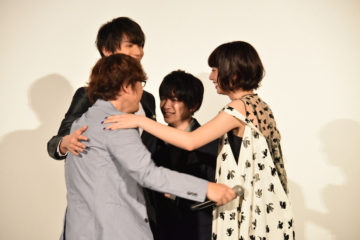 抱き合う三木孝浩監督、中川大志、知念侑李、小松菜奈。