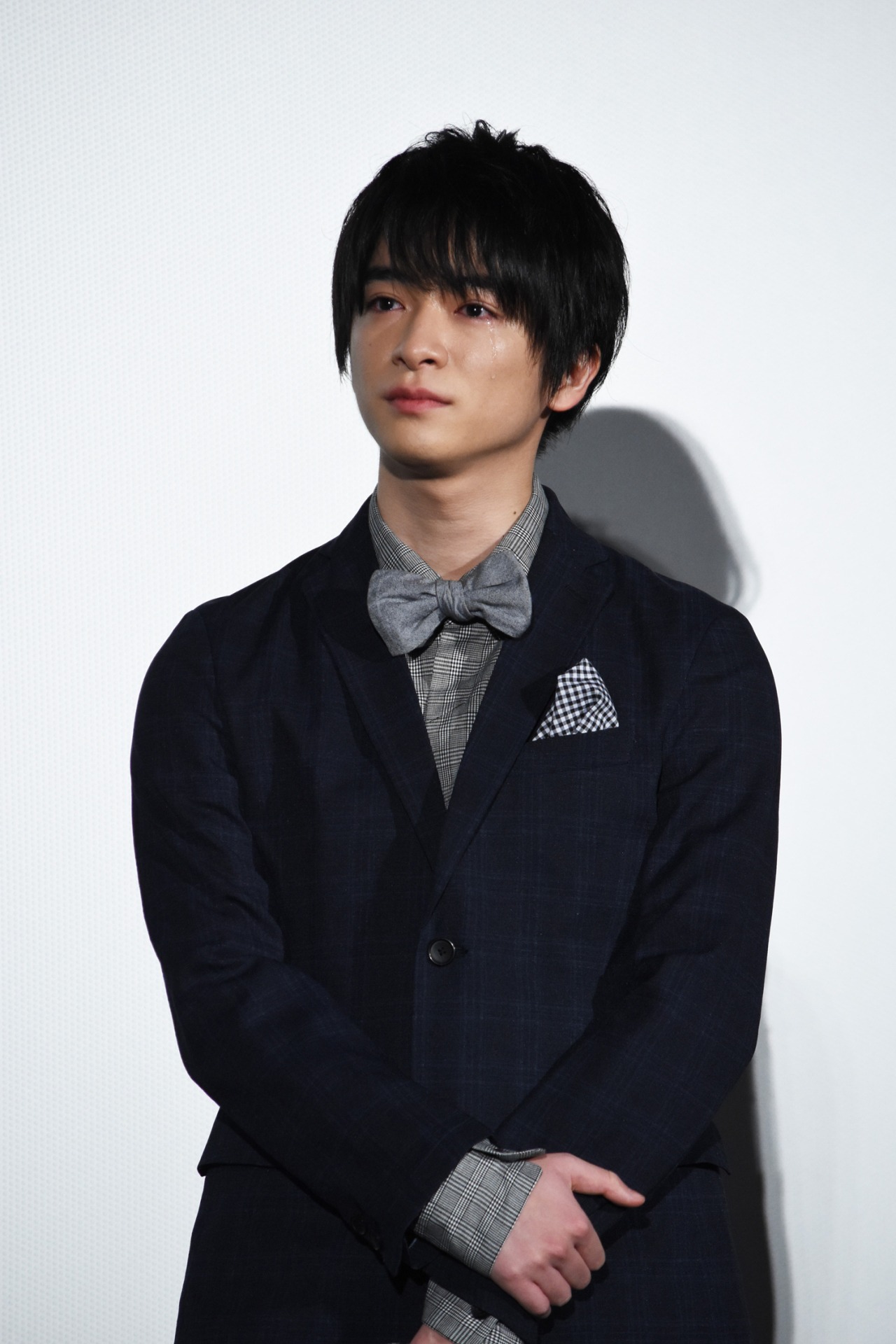 小玉ユキからの手紙に涙する知念侑李。