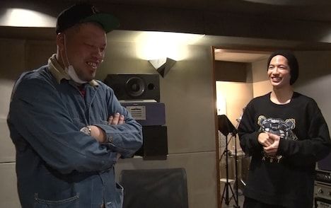 「ドルメンX」楽曲レコーディングでのくっきー（左）と志尊淳（右）。