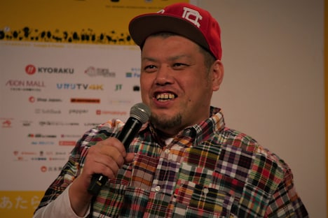 「島ぜんぶでおーきな祭 第10回沖縄国際映画祭」記者会見に登壇したくっきー。