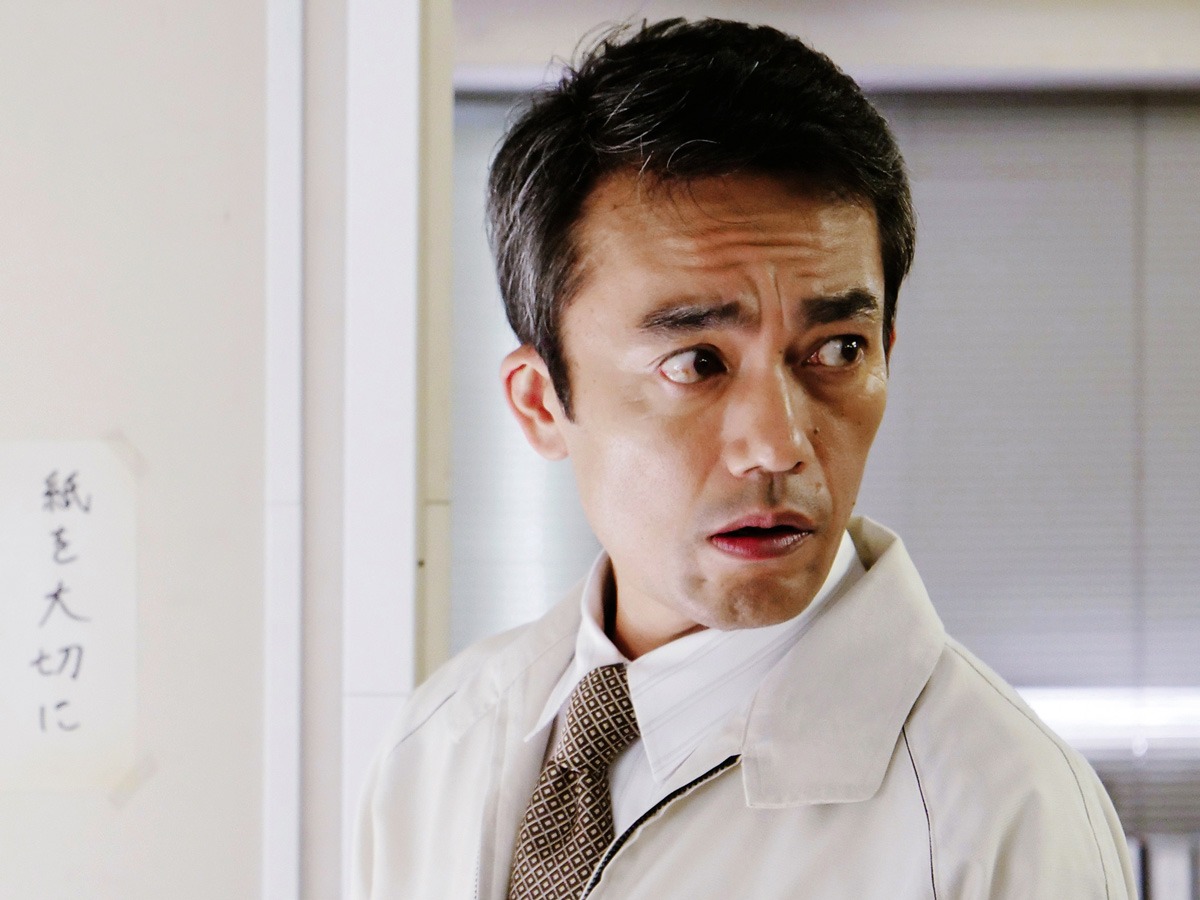 高橋和也扮する安達辰也。