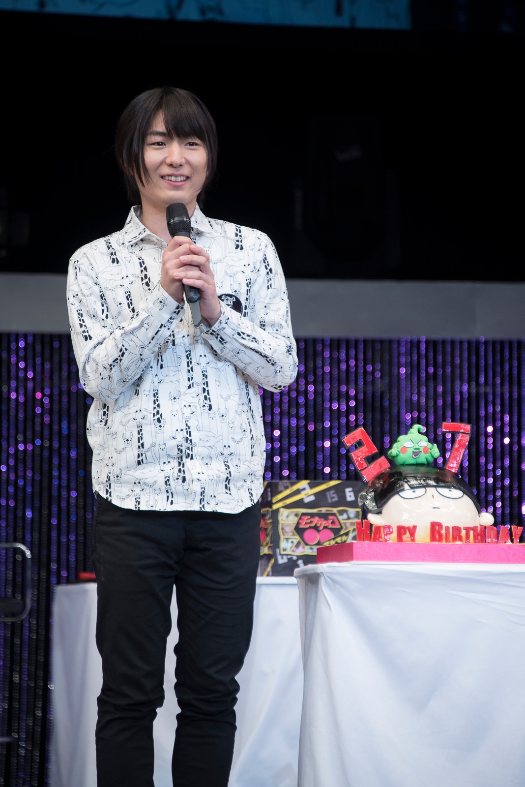 誕生日を祝ってもらう伊藤節生。