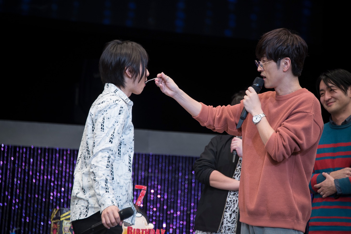 櫻井孝宏にケーキを食べさせてもらう伊藤節生。
