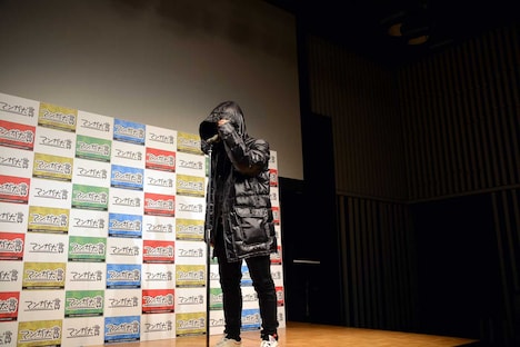 「響 ～小説家になる方法～」の主人公・鮎喰響のコスプレで顔を隠す柳本光晴。